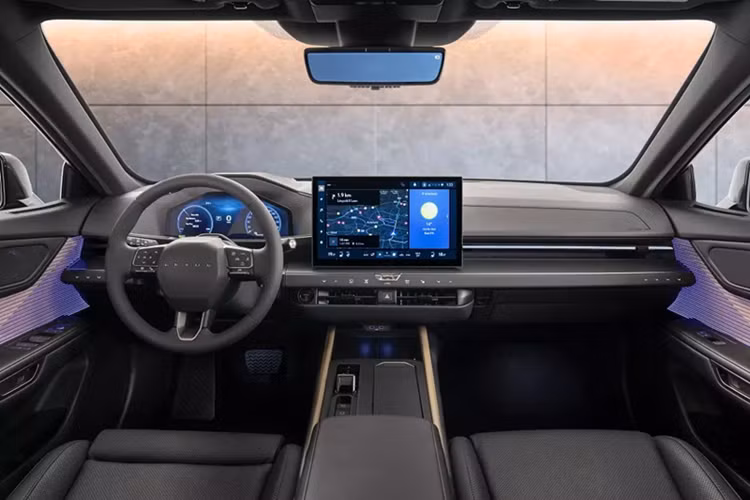 Không chỉ tiện nghi, nội thất của Lexus ES 2026 còn yên tĩnh hơn nhờ cải tiến ở khả năng cách âm và sử dụng vật liệu cao cấp hơn. Hệ thống an toàn chủ động Lexus Safety System+ với các tính năng hỗ trợ người lái ADAS mới nhất cũng được trang bị cho mẫu sedan hạng sang này.