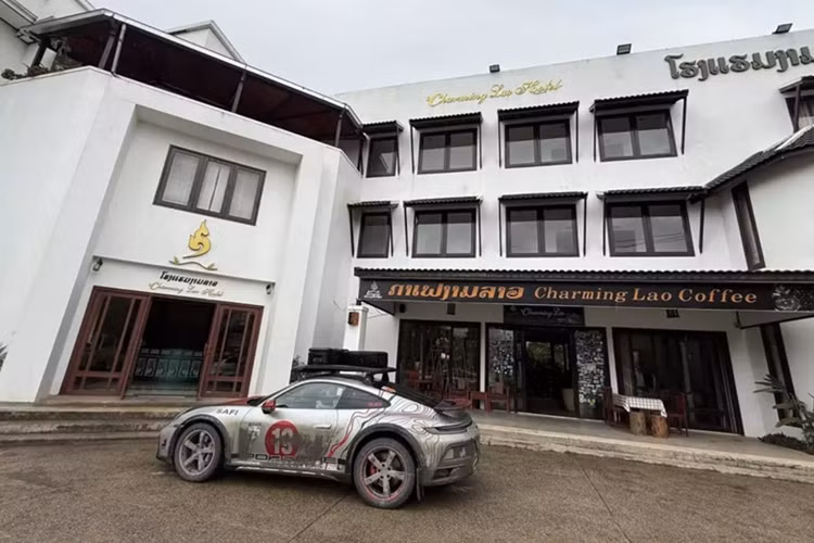 Vào tháng 3 đầu năm nay, chiếc xe thể thao giới hạn Porsche 911 Dakar đầu tiên về Việt Nam đã tiếp tục được chủ nhân cho lên đường khám phá đất nước Trung Quốc, hành trình này anh cho biết không có chặng cố định lên lịch trước, thích đi đâu là đi, và khi nào hết visa lại về.