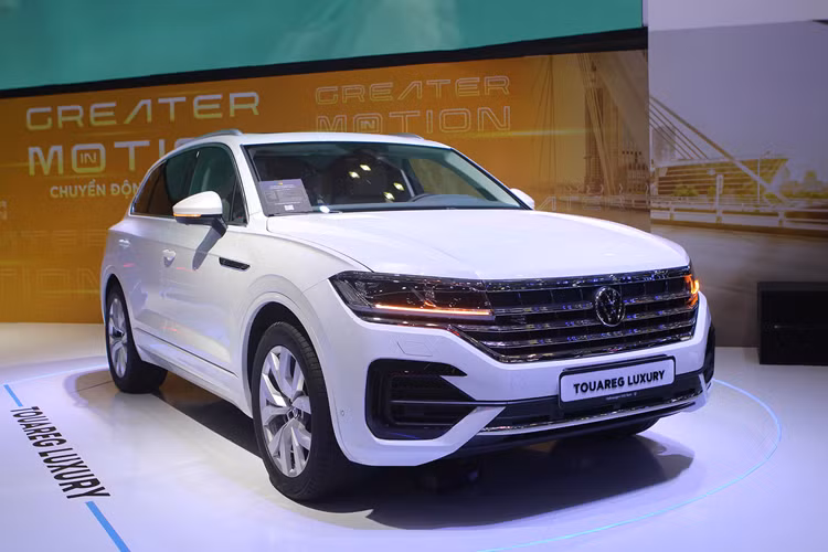 Trong nhóm SUV hạng sang cỡ trung, Volkswagen Touareg hiện có giá thấp hơn đáng kể so với BMW X5 (từ 3,469 tỷ đồng), Audi Q7 (từ 3,54 tỷ đồng) hay Lexus RX (từ 3,43 tỷ đồng). Khoảng chênh lệch này khiến Touareg trở thành lựa chọn mang tính “kinh tế” hơn cho những khách hàng muốn sở hữu xe sang châu Âu nhưng tiết kiệm ngân sách.