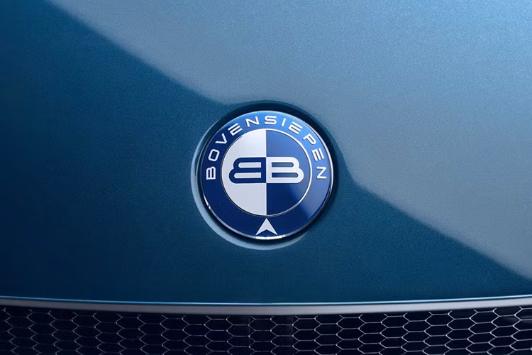 Với nền tảng kỹ thuật bắt nguồn từ xứ Bavaria, dựa trên chiếc BMW M4 và DNA thiết kế đậm chất Milan, chiếc xe là một mẫu grand tourer đúng nghĩa, tạo nên một đường nét cân bằng giữa sự chắc chắn kiểu Đức và nét quyến rũ Địa Trung Hải.