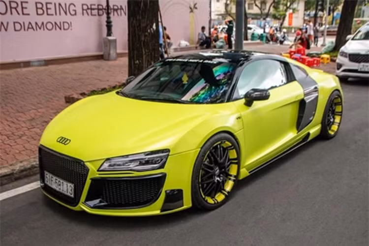 Chiếc siêu xe Audi R8 độ body kit Regula này đã được chủ nhân nâng cấp lên bộ LED của phiên bản 2018 rất cá tính và bắt mắt. Bên cạnh đó là đèn hậu LED của xe cũng được thay mới.Các hốc gió trước được mở rộng ra vừa mang đến ngoại hình hiếu chiến cũng như mang đến khí động học tốt hơn cho siêu xe Audi R8 độ body kit Regula này.