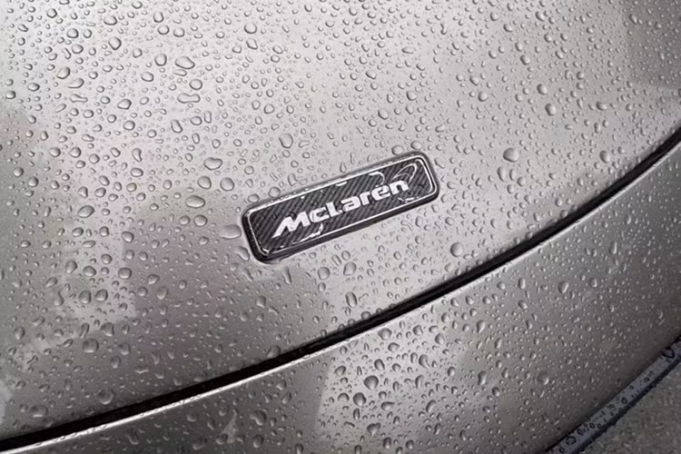 Chiếc siêu xe hàng hiếm McLaren 650S Spider MSO xuất hiện tại thị trường Việt Nam mang màu sơn Sarigan Quartz, đây là 1 trong 3 màu sơn mà bộ phận cá nhân hoá McLaren Special Operations (MSO), đã đưa ra cho siêu xe mui trần hàng hiếm này.