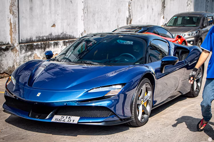 Hiện mới chỉ có 2 xe Ferrari SF90 Spider về nước, ngoài Cường Đô la, còn có đại gia Jacky cũng sở hữu 1 chiếc với ngoại thất màu đỏ. So với phiên bản Ferrari SF90 Stradale, dòng siêu xe mui trần Ferrari SF90 Spider chỉ mất 14 giây là có thể hạ chiếc mui xếp cứng về phía khoang chứa mui đặt trước khoang động cơ xe.