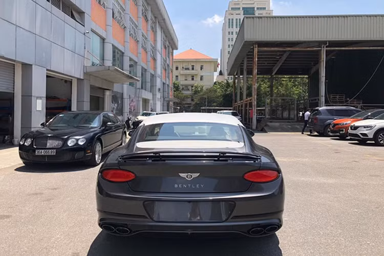 Giá xe Bentley Continental GT V8 mới nhất tại Việt Nam theo diện phân phối chính hãng ước tính hơn 16 tỷ đồng chưa bao gồm tùy chọn cũng như chi phí ra biển số. Chiếc xe Bentley Continental GT V8 thế hệ mới của doanh nhân Hải Phòng cũng là xe đầu tiên về nước và được mua chính hãng.