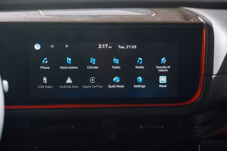 Tại thị trường Philippines, Hyundai Creta 2025 bản tiêu chuẩn có những trang bị như đèn pha Halogen, mâm hợp kim 17 inch, giá nóc, màn hình thông tin giải trí dạng cảm ứng 8 inch, hỗ trợ Apple CarPlay/Android Auto và cùng ghế nỉ.