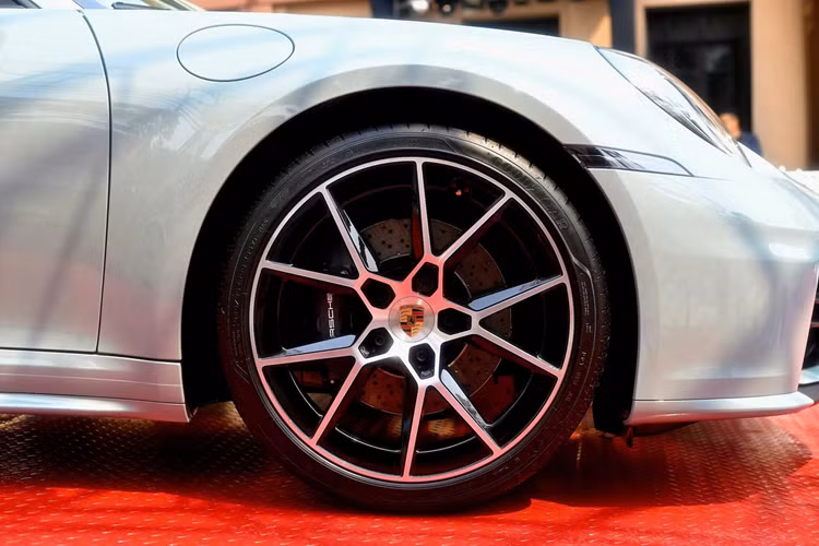 Hãng xe Porsche đã tinh chỉnh thiết kế ngoại thất của mẫu 911 với những chi tiết được lựa chọn kỹ lưỡng, phần lớn trong số đó nhằm cải thiện khí động học và hiệu suất tổng thể của xe thể thao. Đèn pha LED Matrix tiêu chuẩn của 911 được tích hợp xi nhan, loại bỏ đèn phụ phía trước và các hốc hút gió làm mát lớn hơn ở phần đầu xe.