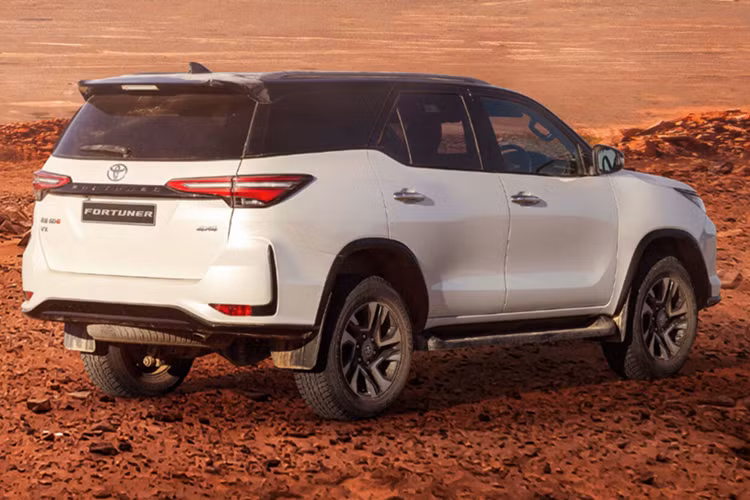 Hiện chưa có thông tin chính thức về việc Toyota Fortuner Mild-hybrid sẽ được bán tại Việt Nam. Tuy nhiên, trong bối cảnh Toyota đang đẩy mạnh xe hybrid ở khu vực Đông Nam Á, khả năng phiên bản này cập bến thị trường Việt là điều hoàn toàn có thể xảy ra trong tương lai gần.