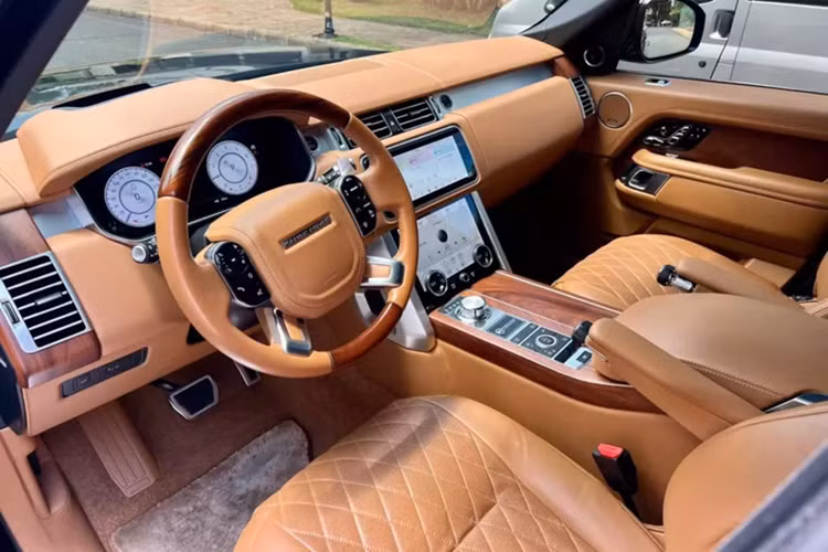 Với những người chơi xe, Range Rover SVAutobiography gần như là đỉnh cao của dòng xe SUV hạng sang đến từ thương hiệu Anh quốc này. Những chiếc xe Range Rover SVAutobiography được gói gọn trong 3 từ là đắt-nhanh-VIP.