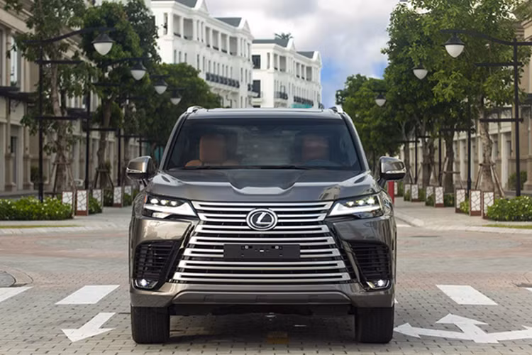 Giá trị của chiếc xe Lexus LX600 từ 8,5 tỷ đồng trong khi biển số xe 35A-555.55 được trả giá cao nhất lên đến là 3,15 tỷ đồng, như vậy, tổng giá trị mà đại gia của lâu đài Thành Thắng phải bỏ ra cho đồ chơi mới này không dưới 11,65 tỷ đồng cho đến 12,85 tỷ đồng, chưa bao gồm các chi phí đăng ký khác.