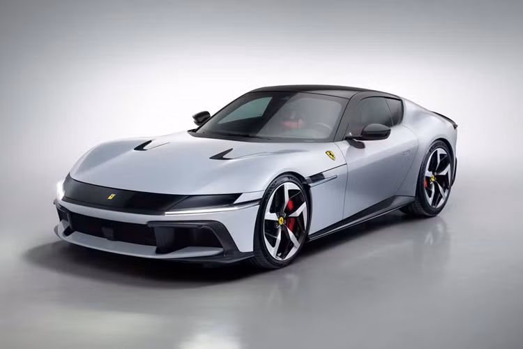 Thú vị của mẫu xe này nằm dưới nắp capô, nơi chiếc siêu xe Ferrari 12Cilindri sẽ không có thêm máy điện nào, mà chỉ sử dụng duy nhất một động cơ xăng V12, dung tích 6.5 lít, hút khí tự nhiên, với công suất lên đến 819 mã lực, và điểm ấn tượng là vòng tua máy cao nhất của xe đến 9.500 vòng/phút.