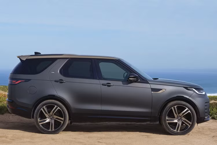 Cung cấp sức mạnh cho Land Rover Discovery 2026 là hai tùy chọn động cơ. Thứ nhất là động cơ xăng 2.0L tăng áp I4, công suất 296 mã lực, mô-men xoắn 400Nm. Thứ hai là động cơ xăng 3.0L I6 tăng áp, công suất 355 mã lực, mô-men xoắn 500Nm.