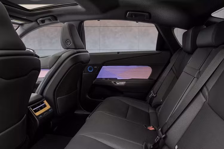 Lexus ES mới sử dụng nền tảng khung gầm TNGA-K cải tiến vốn đã được áp dụng trên các mẫu xe như Toyota Camry và Crown Crossover. Xe sở hữu hệ thống treo sau đa liên kết, cấu trúc thân xe cứng hơn và hệ thống giảm xóc mới, giúp cải thiện chất lượng cũng như và độ ổn định khi vận hành.