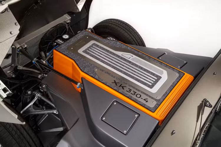 Với danh mục thiết kế bao gồm Aston Martin DB7, Jaguar XK, và Jaguar F-Type, Ian Callum là bậc thầy về phong cách grand tourer. Dự án này không nhằm mục đích sản xuất hàng loạt mà là cơ hội để đội ngũ Callum Designs thể hiện sự sáng tạo.