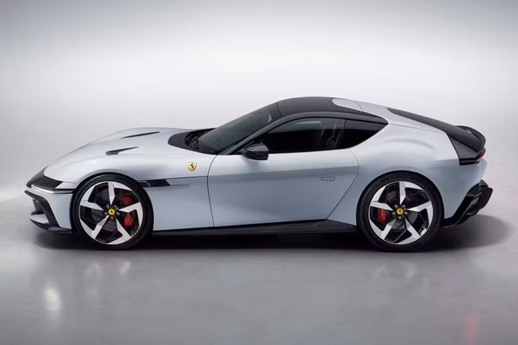 Còn Ferrari 12Cilindri Spider chậm hơn một chút, cần 2,95 giây để đạt tốc độ 100 km/h và 8,2 giây để đạt tốc độ 200 km/h. Bản Coupe nặng 1.560 kg trong khi bản Spider nặng 1.620 kg.