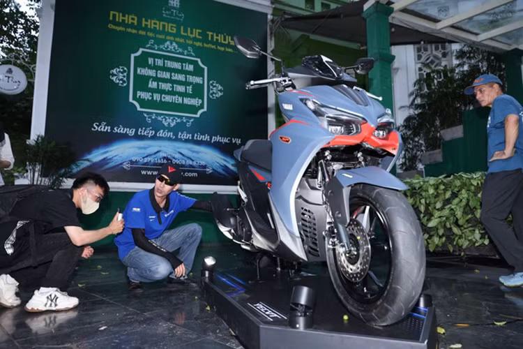 Xe cũng được trang bị chìa khóa thông minh (smartkey) và hệ thống phanh ABS bánh trước, đây là tính năng vốn được đánh giá cao về độ an toàn trong phân khúc. Yamaha NVX 155 2025 vẫn được trang bị khối động cơ xăng Blue Core 155cc, xi-lanh đơn, làm mát bằng dung dịch, tích hợp công nghệ van biến thiên VVA.