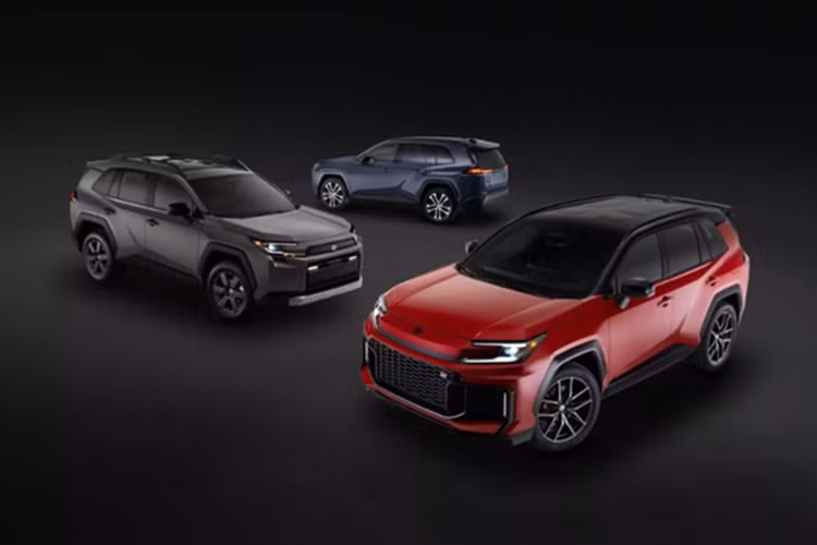 Theo đó, Toyota chia các phiên bản RAV4 mới thành ba phong cách chính: Core (dành cho người dùng phổ thông), Sport (ưu tiên thể thao) và Rugged (hướng đến người yêu thích khám phá, off-road). Ngoài ra, phiên bản Woodland đậm chất việt dã và GR Sport mang phong cách thể thao đặc trưng của Gazoo Racing là hai điểm nhấn mới mẻ, mở rộng tập khách hàng tiềm năng.