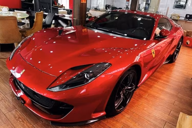 Siêu xe mui trần Ferrari 812 GTS có khả năng tăng tốc từ vị trí đứng yên lên 100 km/h chỉ trong thời gian 2,9 giây, từ 0-200 km/h là trong 8,3 giây, trước khi đạt tốc độ tối đa là 340 km/h. Các thông số này tương đương với phiên bản Ferrari 812 Superfast.