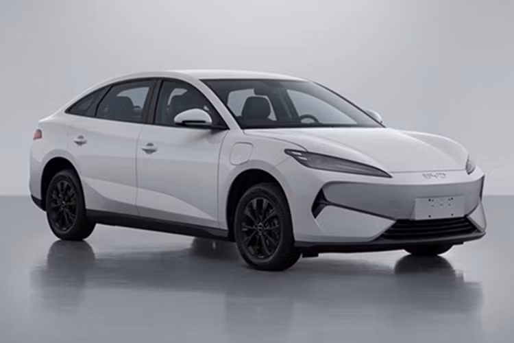 Cụm điều khiển trung tâm của BYD e7 có hai tầng, bao gồm tầng dưới với hai khay đựng cốc và các ngăn chứa đồ bổ sung. Trong khi đó, tầng trên đi kèm các nút vật lý và một khe để đặt điện thoại di động.