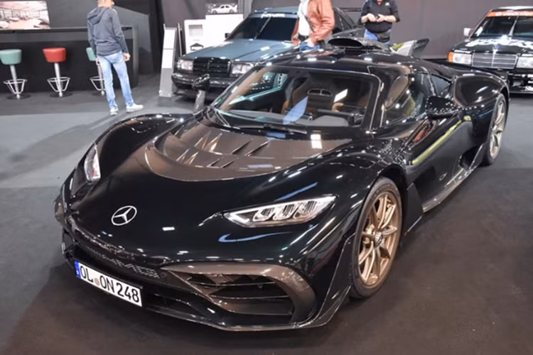 Mercedes-AMG One ra mắt lần đầu dưới tên gọi Project One vào năm 2017 và chính thức thương mại hóa sau nhiều năm phát triển phức tạp. Đây là dự án tham vọng của Mercedes-AMG nhằm hiện thực hóa giấc mơ đưa công nghệ từ đường đua F1 lên xe thương mại.