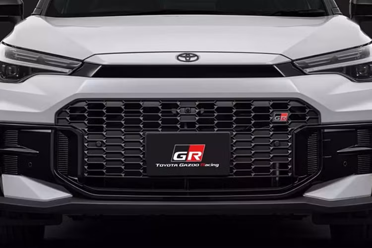 Cụ thể, gói trang bị GR Sport bổ sung một bộ bodykit hầm hố và một vài tinh chỉnh ở khung gầm dành cho những khách hàng muốn mẫu SUV của mình trông có vẻ tốc độ cao hơn. Với những ai vẫn chưa thấy đủ, Toyota còn cung cấp các phụ kiện do bộ phận GR Parts và Modellista phát triển để tăng thêm độ “ngầu”.