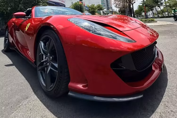 Vào cuối tháng 4/2025 vừa qua, thông tin về 1 chiếc siêu xe mui trần Ferrari 812 GTS mới về Việt Nam đã nhận được sự quan tâm, thú vị là xe đã có mặt tại 1 garage chuyên sửa xe cũng như hay nhập các mẫu xe độc lạ khi khách có yêu cầu.