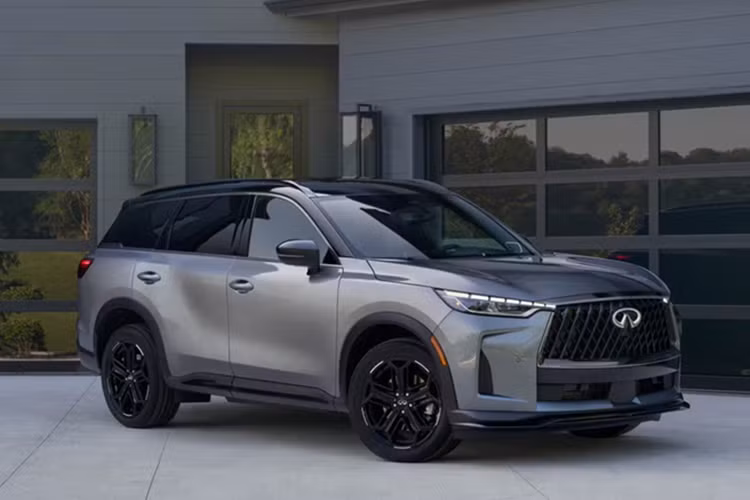 QX60 phiên bản Sport mới không có sự nâng cấp về hiệu suất mà chỉ là gói nâng cấp ngoại hình với lưới tản nhiệt mới, mâm 20 inch và nội thất hai tông màu xanh-đen.