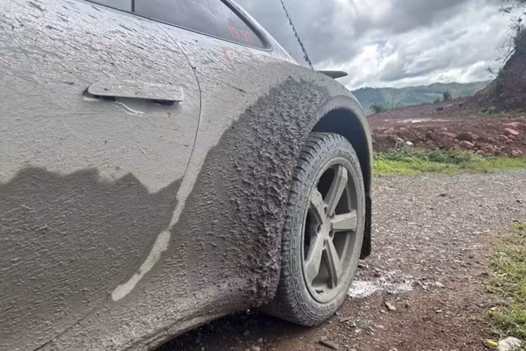 Đó là đoạn đường từ Boten đi Muang Xay, nó sẽ khiến chủ nhân chiếc xe Porsche 911 Dakar tại Việt Nam nhớ mãi không thôi với khoảng 96km đường siêu xấu, nhưng xe về đích an toàn, chỉ bị thiệt hại là ngoại thất không có chỗ nào mà không dính bùn.