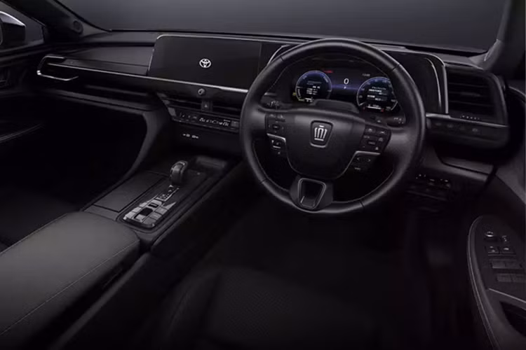 Cả hai phiên bản Toyota Crown sedan đặc biệt đều được cung cấp với hai tùy chọn hệ truyền động là hybrid tự sạc 2.5L và FCEV sử dụng pin nhiên hydro lấy từ nền tảng của Toyota Mirai.