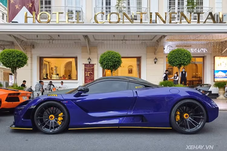 Động cơ trên siêu xe Ferrari 488 GTB kết hợp cùng hộp số 7 cấp, nhờ đó, mẫu siêu xe Ferrari 488 GTB chỉ mất khoảng thời gian 3 giây để tăng tốc lên 100 km/h từ vị trí xuất phát trước khi đạt vận tốc tối đa 330 km/h.