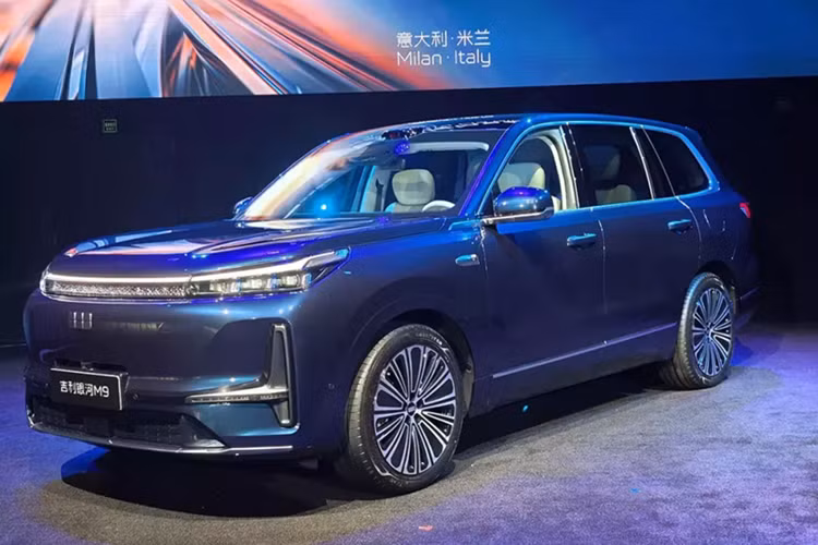 Vào ngày 22/5/2025, hãng xe Trung Quốc Geely đã chính thức trình làng mẫu SUV đầu bảng mới của mình mang tên Galaxy M9 tại sự kiện ra mắt toàn cầu được tổ chức tại thành phố Milan, Ý.