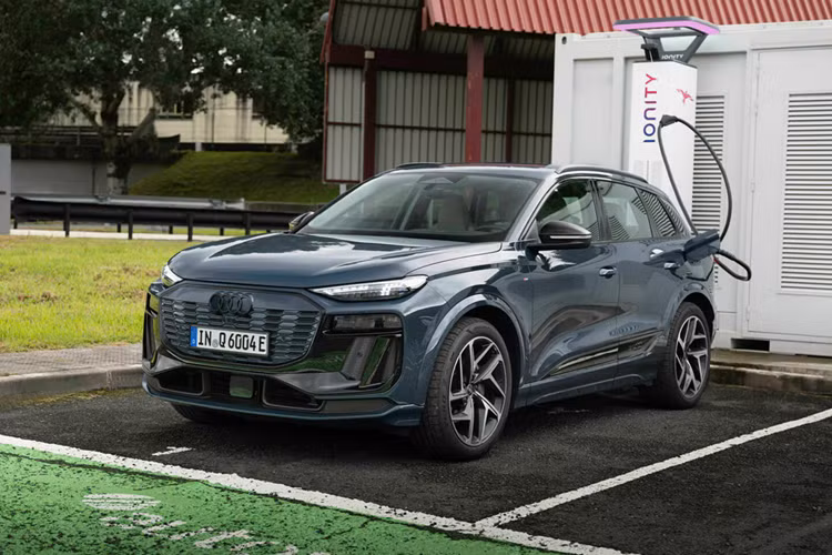 Về kích thước tổng thể, Audi Q6 e-tron có chiều dài 4.771 mm, rộng 1.993 mm và cao 1.648 mm. Thiết kế ngoại thất mang dấu ấn hiện đại, nổi bật với cụm đèn LED trước mảnh và dải lưới tản nhiệt giả được tạo hình phẳng, tách biệt rõ ràng khỏi cụm đèn chính.