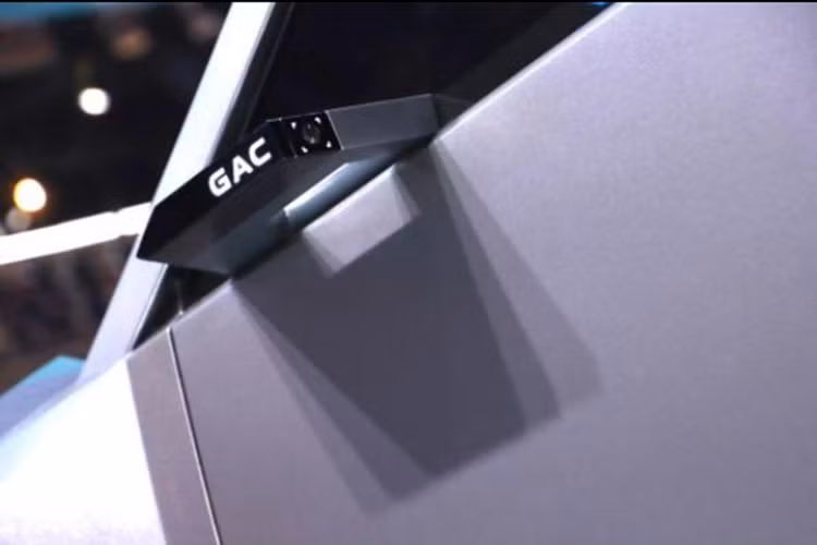 Khoang cabin của GAC Pickup 01 gây chú ý với thiết kế cực kỳ độc đáo: vô-lăng gắn trên một thanh trượt cho phép di chuyển từ bên trái sang phải, hỗ trợ linh hoạt cho cả cấu hình tay lái thuận và nghịch.