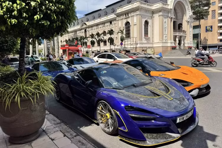 Một dàn siêu xe mới xuất hiện trên 1 con đường ở trung tâm quận 1, TP.HCM, đây cũng là nơi các đại gia sở hữu siêu xe, xe siêu sang hay lui tới. Ở lần này, nhóm chơi xe có 4 chiếc đẹp mắt, 3 chiếc siêu xe McLaren bao gồm 650S, 720S và 765LT, trong khi đó, 1 đại gia khác đến họp nhóm trên chiếc siêu xe Ferrari 488 GTB màu trắng.