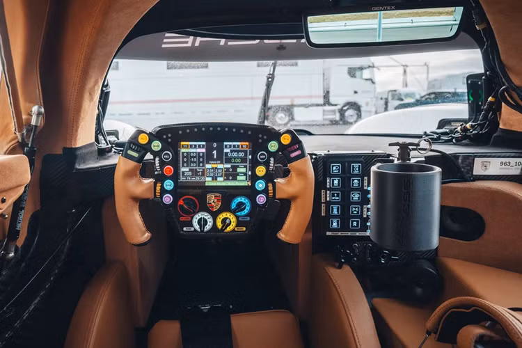 Vô lăng đúng chất xe đua với các nút bấm và Porsche cũng bố trí nơi đặt cốc tăng sự tiện nghi. Trái tim của Porsche 963 RSP là động cơ V8 twin-turbo 4.6L sản sinh công suất tối đa 680 mã lực; kết hợp hộp số tuần tự 7 cấp của Xtrac và bộ tăng áp của Van der Lee.