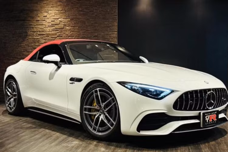 Tuy nhiên, đã có 1 số người nhanh chóng bán lại xe Mercedes-AMG SL43 chỉ sau vài nghìn km trải nghiệm, mới nhất là 1 chiếc xe Mercedes-AMG SL43 có ngoại thất màu trắng và nội thất đỏ rất đẹp mắt, đây là phối màu nội và ngoại thất rất được các đại gia Việt ưa chuộng.