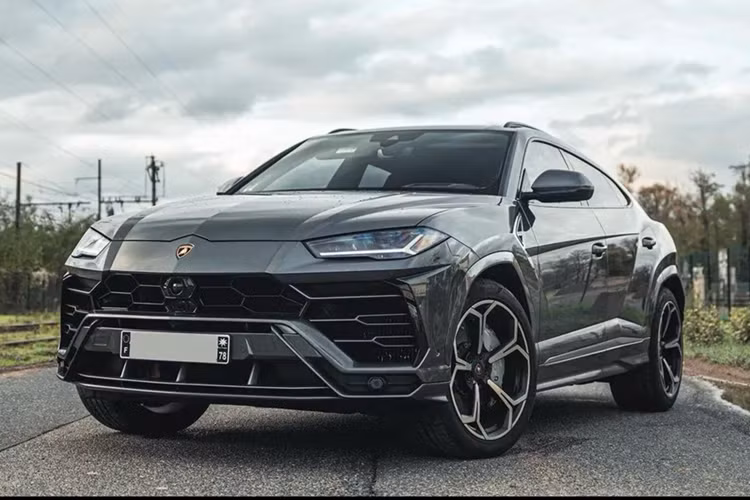 Lamborghini Urus từng được mệnh danh là chiếc SUV nhanh nhất thế giới, xe này được trang bị động cơ xăng V8, tăng áp kép, dung tích 4.0 lít, sản sinh công suất tối đa 650 mã lực và mô-men xoắn cực đại 850 Nm.