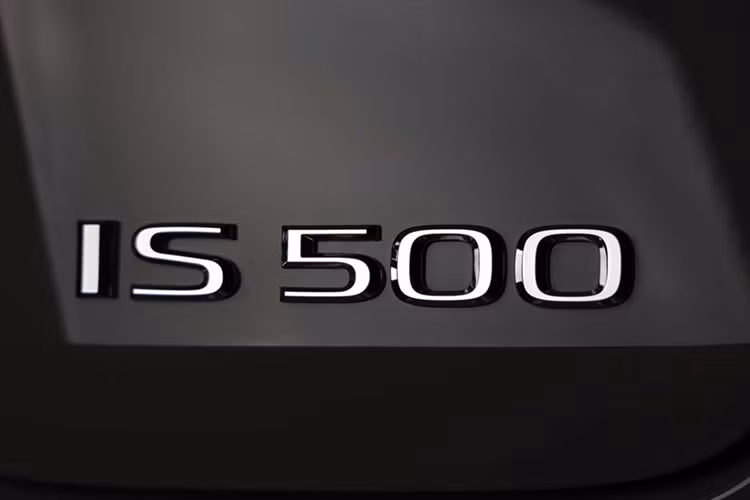 IS 500 Ultimate Edition được phát triển dựa trên dòng IS 500 F SPORT Performance. Ultimate Edition cũng giới thiệu màu ngoại thất F SPORT độc quyền mới: Wind (màu xám ánh kim) thể hiện đặc tính năng động của trải nghiệm lái. Bộ mâm hợp kim sơn màu đen mờ kích thước 19 inch của BBS được thiết kế để giảm trọng lượng và tăng độ cứng.