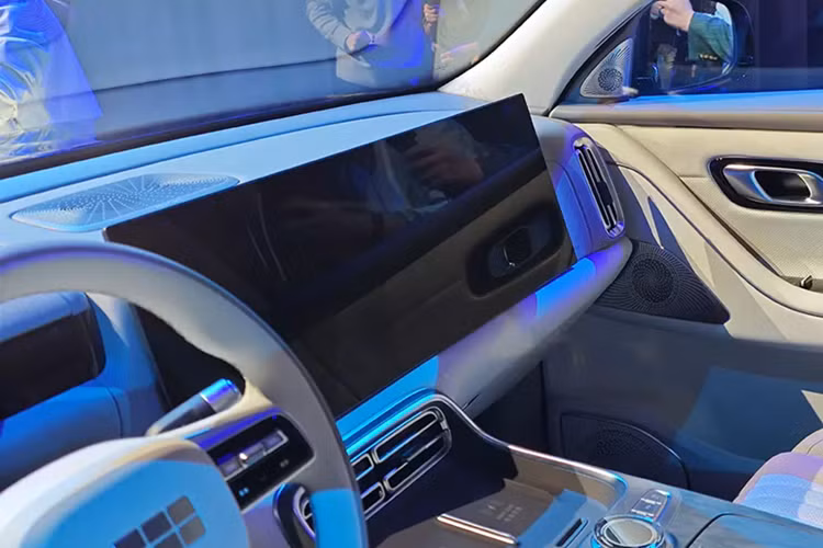 Như đã nhắc ở trên, mẫu SUV cỡ lớn này được trang bị khoang nội thất thông minh hỗ trợ AI. Bên cạnh đó là cấu hình nội thất 6 chỗ ngồi với hàng ghế thứ hai được thiết kế linh hoạt với nhiều chế độ tiện nghi. Tựa lưng của hàng ghế thứ 3 có thể điều chỉnh điện đến 150 độ trong khi cửa sổ bên sườn phía sau cỡ lớn mang đến tầm nhìn thoáng cho hành khách.