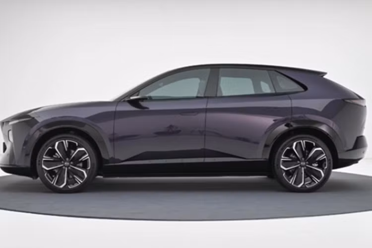 Xe tích hợp 9 khe dẫn gió và 19 cửa thông khí chức năng nhằm cải thiện tính khí động học, giúp giảm 60,8 đơn vị lực cản gió và tăng tầm hoạt động thêm khoảng 41 km. Khoang lái của EZ-60 nổi bật với màn hình siêu rộng 26,45 inch độ phân giải 5K, kết hợp cả cụm đồng hồ, hệ thống giải trí và điều khiển điều hòa.