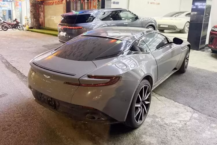 Các xe thể thao hạng sang Aston Martin DB11 đang lăn bánh tại Việt Nam đều được chủ nhân chọn lựa động cơ V8, tăng áp kép, dung tích 4.0 lít do Mercedes-AMG sản xuất, lý do đơn giản là hưởng mức thuế tiêu thụ đặc biệt mới tốt hơn.