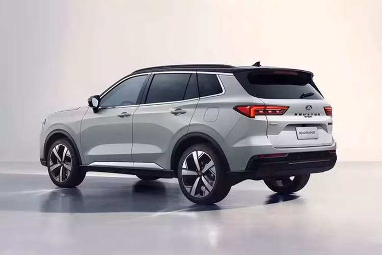Đáng tiếc là Ford Territory tại Việt Nam không được trang bị bộ mâm 20 inch mới với thiết kế khỏe khoắn như Equator Sport ở thị trường Trung Quốc. Thay vào đó, xe dùng bộ vành có thiết kế 5 chấu kép kém ấn tượng hơn.