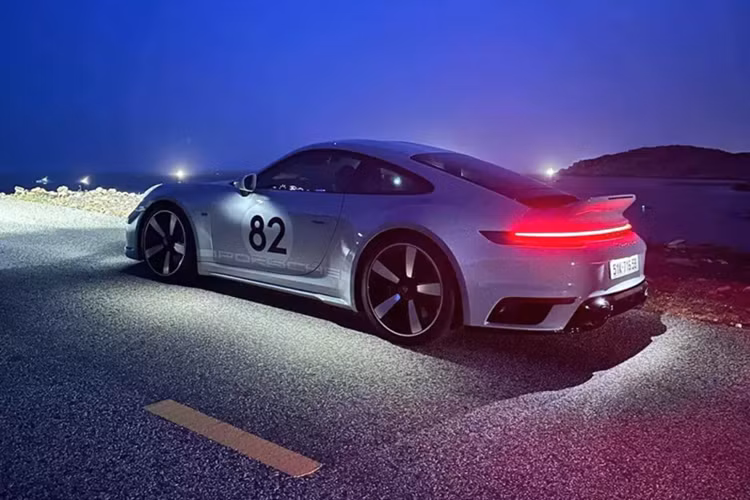 Porsche 911 Sport Classic được Cường Đô la đặt mua từ năm 2022, và chỉ mới nhận bàn giao được 2 năm qua, nhưng anh đã liên tục mang xe đi "phượt" với chặng đường xa nhất là từ Tp.HCM đi Quy Nhơn, tay chơi này còn cho biết có ý định giúp chiếc Porsche 911 Sport Classic sẽ đạt odo ấn tượng 100.000 km, tuy nhiên, điều này hơi khó khăn với lịch trình làm việc bận rộn của anh, cũng như đây là mẫu xe số sàn.
