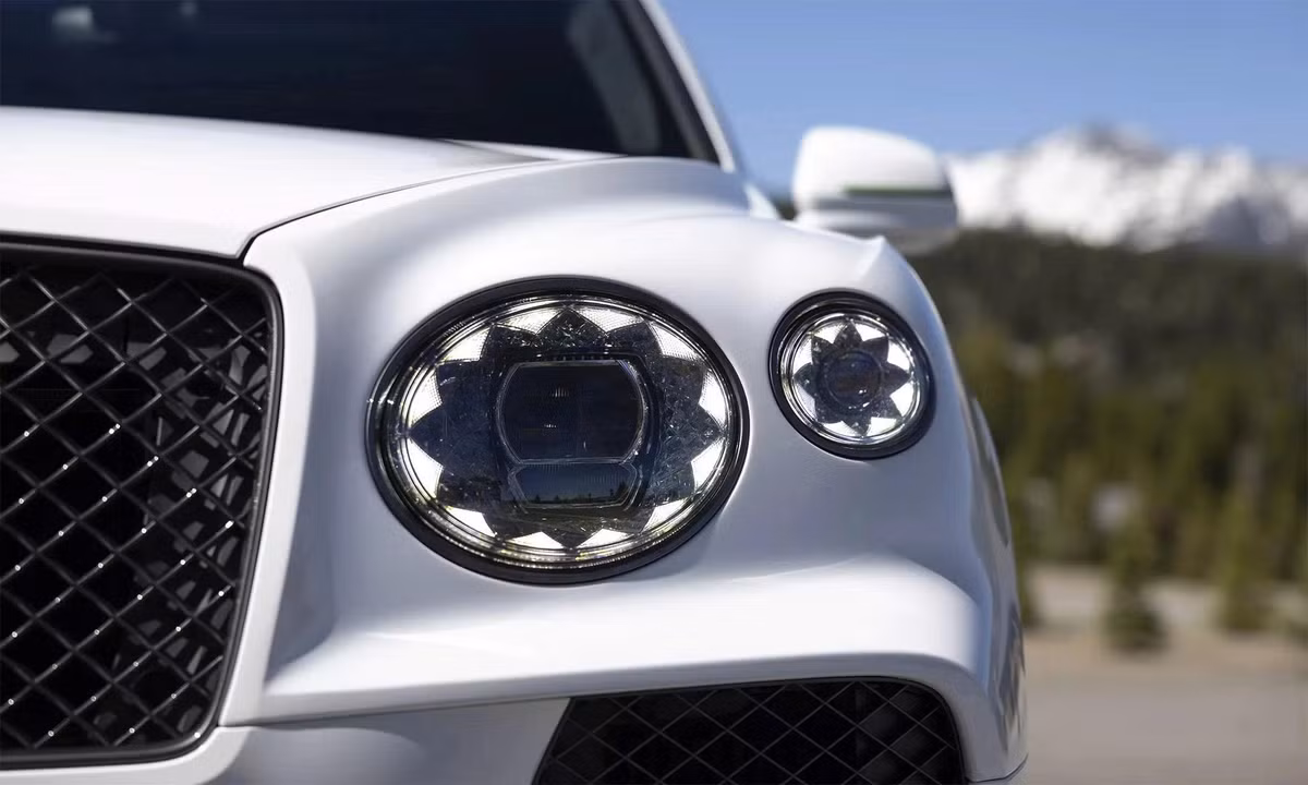 Thiết kế kiểu crystal-cut đặc trưng của Bentley, lần này được tinh chỉnh với màu tối giúp xe trông thể thao, dữ dằn hơn. Đây là đèn LED ma trận (Matrix LED) tự động điều chỉnh chùm sáng theo tình huống, tránh chói mắt xe ngược chiều nhưng vẫn đảm bảo chiếu sáng tối đa phần còn lại của đường.