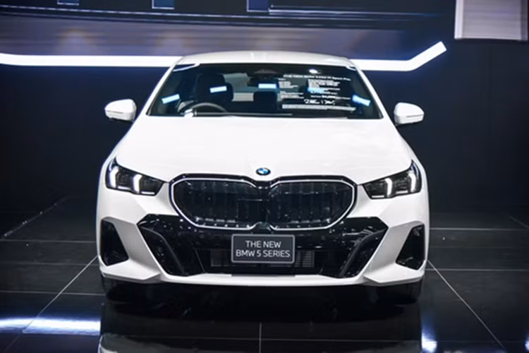 Về thiết kế, 5-Series mới được xây dựng trên nền tảng khung gầm CLAR mới. Xe dài hơn 86 mm so với bản cũ, đạt 5.060 mm và có trục cơ sở tăng thêm 20 mm, mang lại không gian rộng rãi hơn cho khoang cabin.