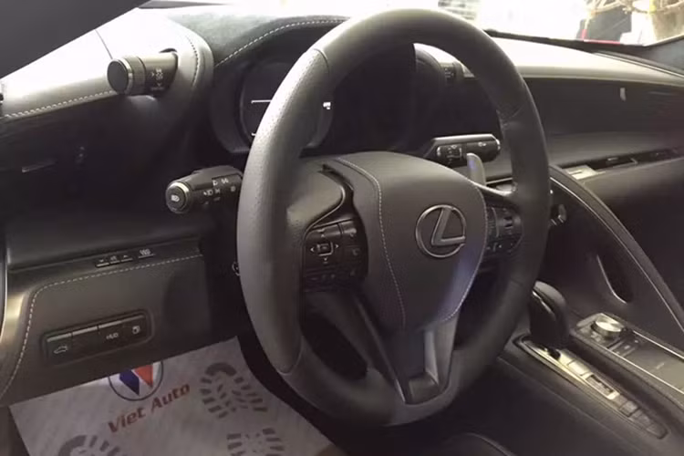 Ngoại hình Lexus LC 500 gây ấn tượng với lưới tản nhiệt cỡ lớn và "đôi mắt" của xe được sử dụng từ 3 bóng LED độc đáo. Ngoài ra, đèn pha còn tích hợp thêm dải đèn LED chiếu sáng ban ngày.