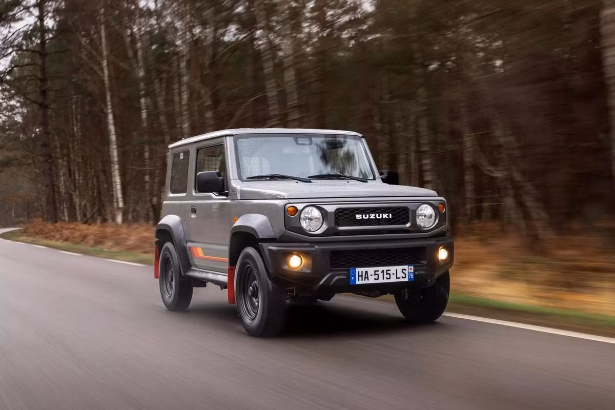 Jimny 55th Anniversary nổi bật với diện mạo đậm chất retro. Xe sở hữu lưới tản nhiệt màu đen được thiết kế riêng, bộ tem thân xe cổ điển, chắn bùn sơn đỏ và ốp bánh dự phòng dạng mềm in hình tê giác, biểu tượng quen thuộc gắn liền với dòng Jimny. Bộ mâm thép sơn đen tăng thêm vẻ mạnh mẽ cho tổng thể, dù không thay đổi quá nhiều so với bản tiêu chuẩn nhưng vẫn đủ để tạo nên sự khác biệt rõ nét.