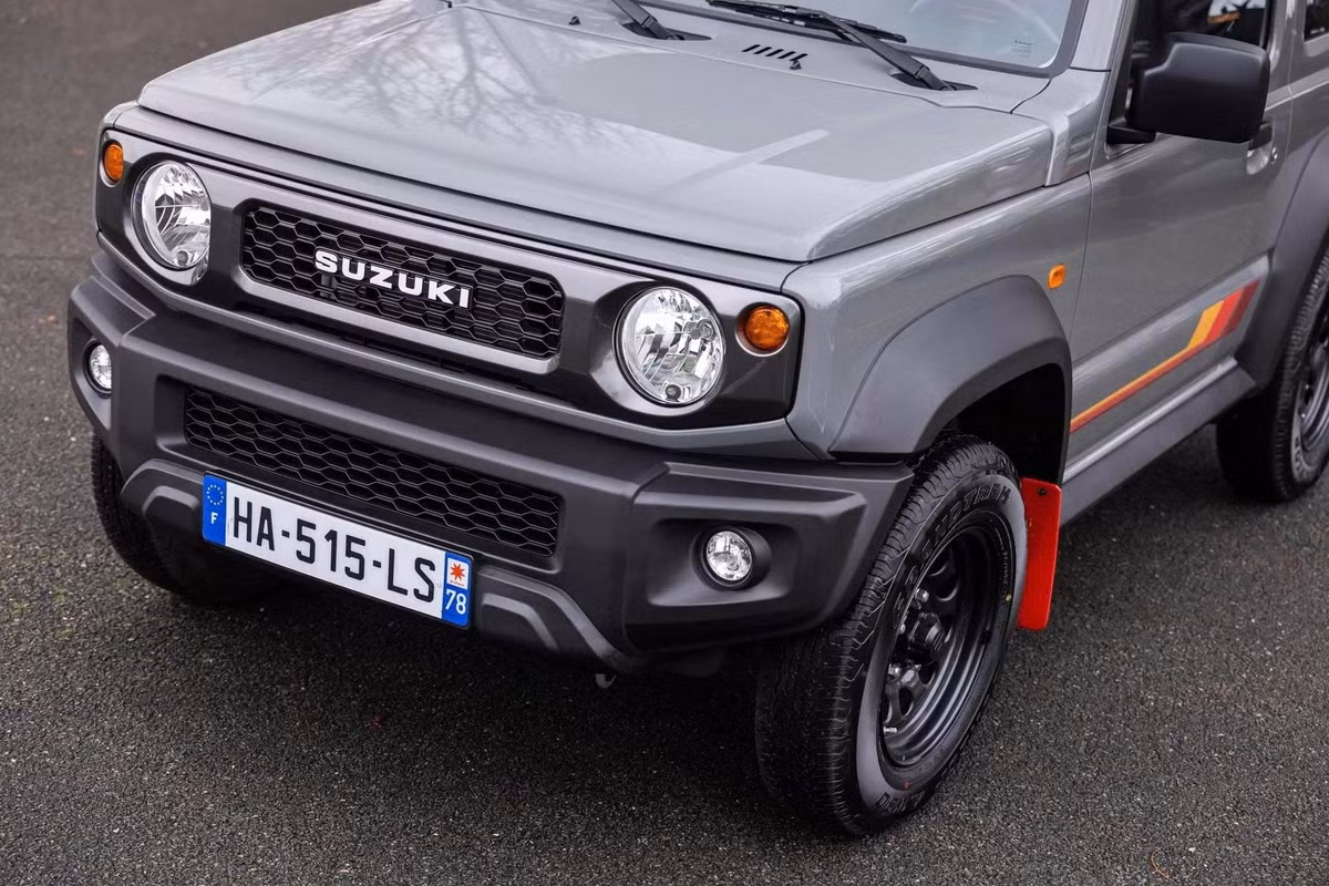 Đây là phiên bản được Suzuki hướng tới những người đam mê sưu tầm và cá nhân hóa xe. Thiết kế của bản kỷ niệm cũng có thể trở thành nguồn cảm hứng độ xe thú vị dành cho cộng đồng người chơi Jimny tại Việt Nam.