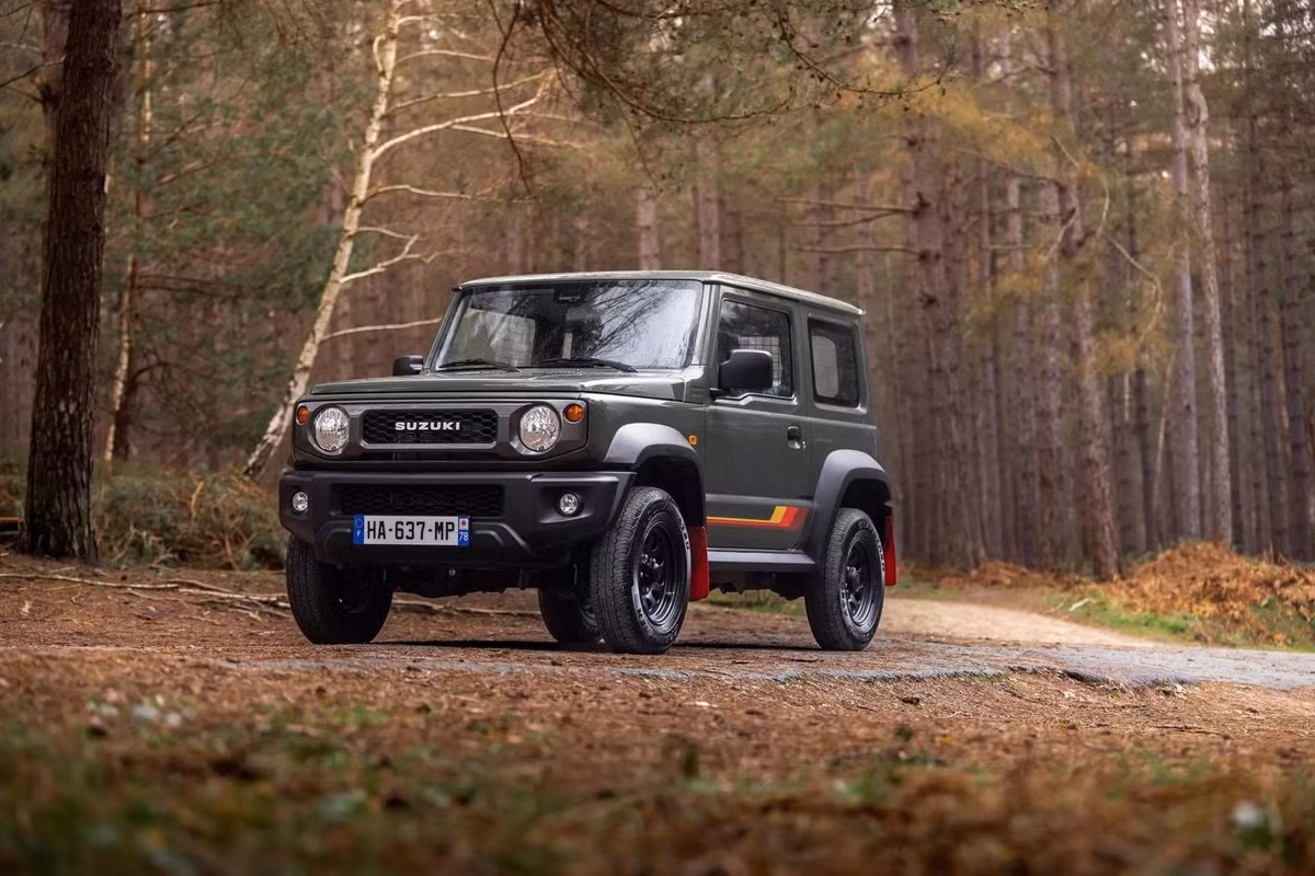 Trước khi rút khỏi thị trường Pháp do các quy định khí thải ngày càng siết chặt, Suzuki đã kịp để lại dấu ấn bằng một phiên bản đặc biệt của dòng SUV cỡ nhỏ Jimny. Mang tên gọi Jimny 55th Anniversary, đây là mẫu xe đánh dấu cột mốc 55 năm kể từ khi chiếc Jimny đầu tiên ra đời, đồng thời như một lời chia tay trang trọng với người dùng tại châu Âu.