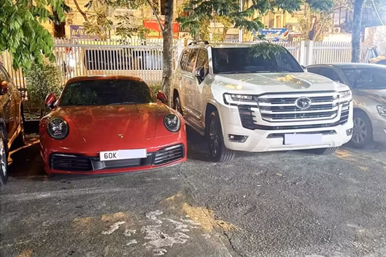 Một cuộc giao dịch thành công giữa 2 chủ xe tại Đồng Nai và Hà Nội diễn ra vào tối hôm qua, ngày 9/6/2025, đã nhận được sự quan tâm của giới bán xe. Theo tìm hiểu, đây là 1 chiếc xe Porsche 911 đời 992.1 sản xuất 2019.