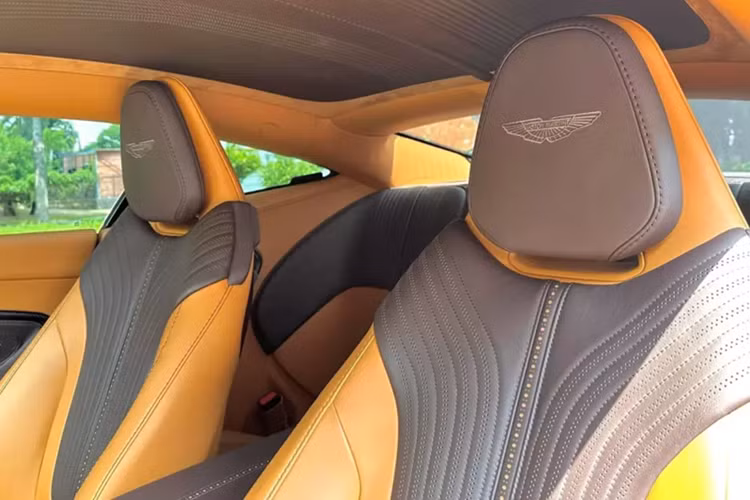 Ở thiết kế, Aston Martin DB11 có nắp ca-pô hình "vỏ sò" được làm từ một tấm nhôm duy nhất, giữa 2 phiên bản V8 và V12, hãng xe sang Anh quốc tạo sự khác biệt bằng số lượng khe hút gió trên các xe Aston Martin DB11 đang lăn bánh tại Việt Nam là 2 so với con số 4 của bản DB11 V12.